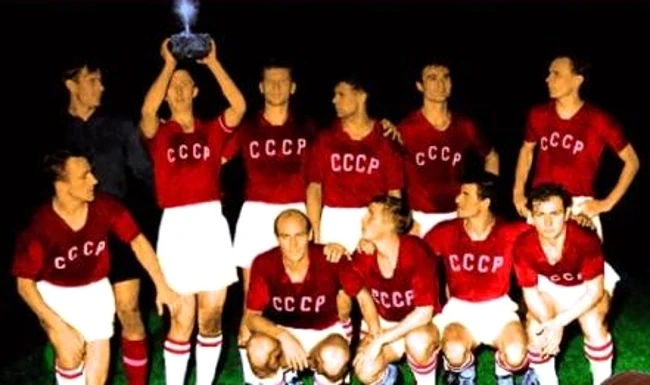 Jugadores soviéticos celebrando su primer título europeo en la Eurocopa de Francia en 1960
